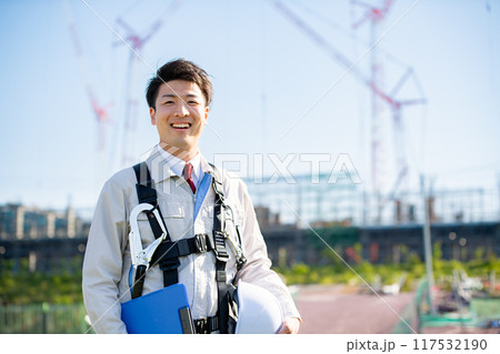 工事現場に立つ男性・フルハーネス 117532190