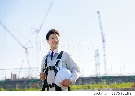 工事現場に立つ男性・フルハーネス 工事現場に立つ男性・フルハーネス 117532192