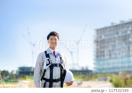 工事現場に立つ男性・フルハーネス 117532193