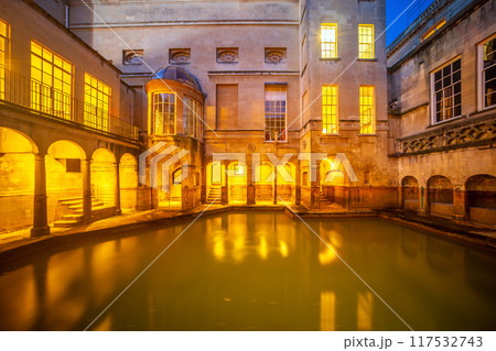 Historical roman bathes in Bath city, England 117532743