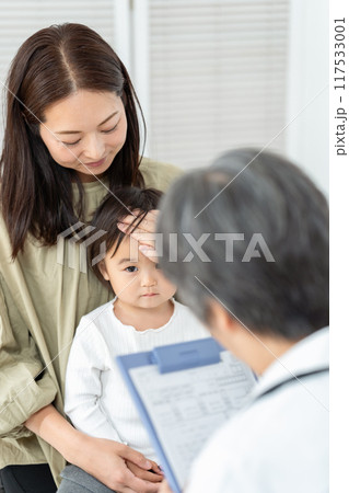 小児科　対面　親子　熱 117533001
