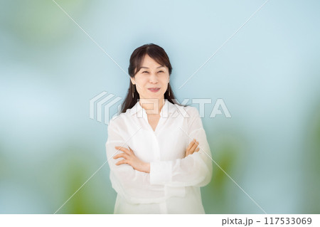 女性　ビューティー　50代　ポートレート 117533069