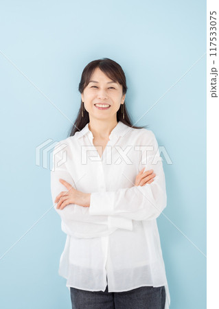 女性　ビューティー　50代　ポートレート 117533075
