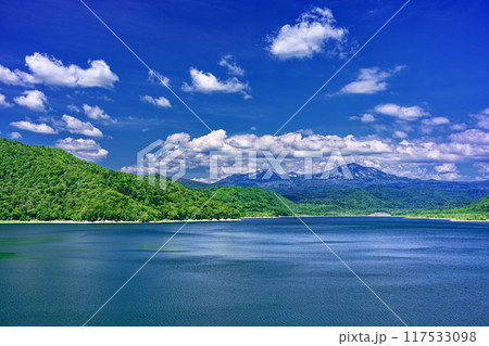 北海道・美瑛町 初夏の忠別湖から望む大雪山の風景 北海道・美瑛町 初夏の忠別湖から望む大雪山の風景 117533098