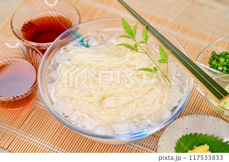夏のそうめん、ソーメン、素麺、冷たい、日差し、定番料理、麺料理、涼しげ。 117533833