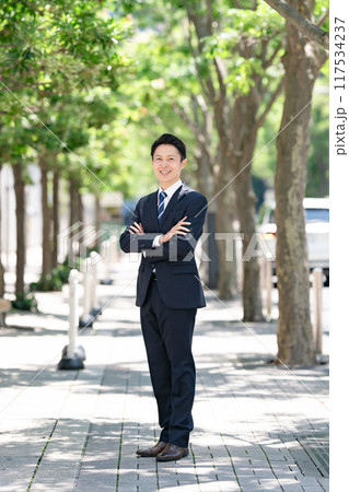 並木道に立つビジネスマン 117534237