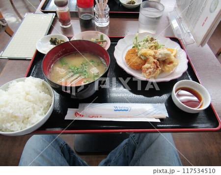 大分県由布市湯布院町、人気食堂「陽だまり食堂」の看板メニュー「陽だまり定食」 117534510