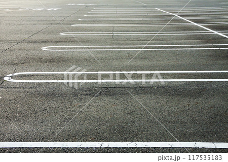 車止めブロックのないU字タイプの駐車場ライン 117535183