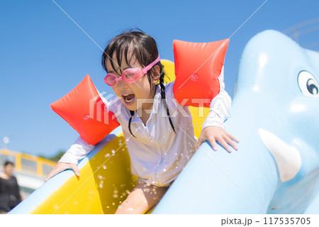 プールの滑り台で遊ぶ女の子 117535705