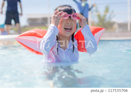 プールで水遊びをする女の子 プールで水遊びをする女の子 117535706