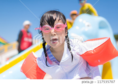 プールで水遊びをする女の子 117535707