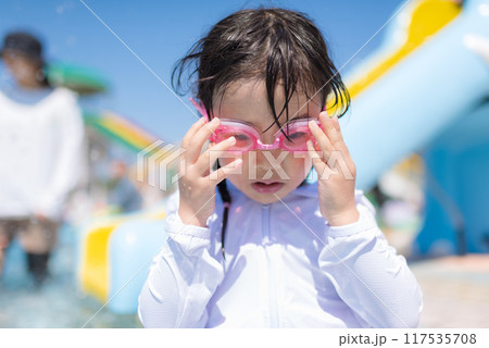 プールで水遊びをする女の子 117535708