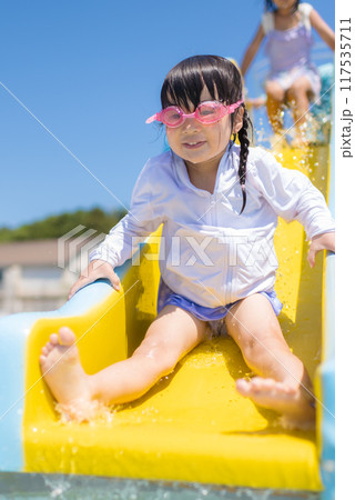 プールの滑り台で遊ぶ女の子 117535711