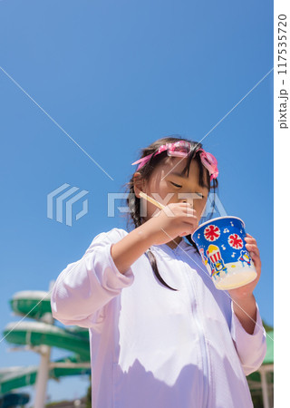 プールでかき氷を食べる女の子 117535720