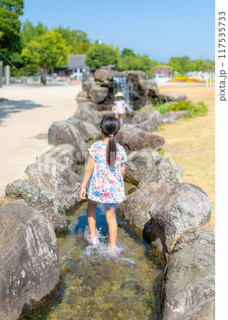 公園で水遊びをして遊ぶ女の子 公園で水遊びをして遊ぶ女の子 117535733