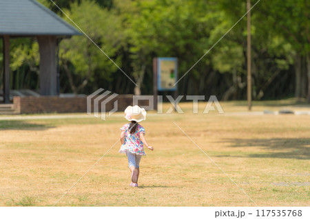 公園を走る女の子の後ろ姿 117535768