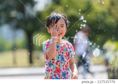 夏の広場の噴水で水遊びをする女の子 夏の広場の噴水で水遊びをする女の子 117535770