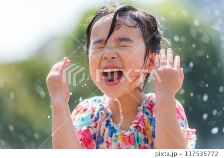 夏の広場の噴水で水遊びをする女の子 夏の広場の噴水で水遊びをする女の子 117535772