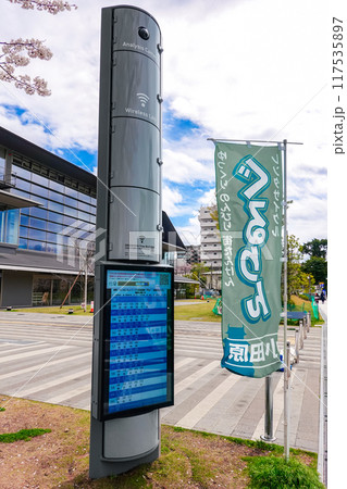 小田原市が小田原城前に設置したスマートポール（神奈川県小田原市） 117535897