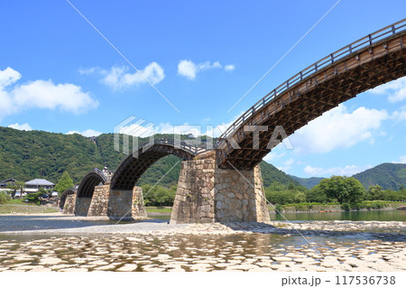 錦帯橋　日本三奇橋の一つ錦帯橋　錦川にかかる錦帯橋　錦帯橋のある風景　 117536738