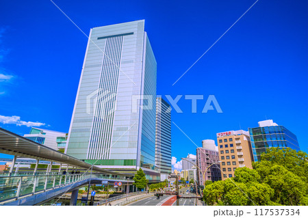 日本の横浜都市景観 桜木町駅 新南口前の人道橋から横浜市役所や桜木町駅入口などを望む=8月17日 日本の横浜都市景観 桜木町駅 新南口前の人道橋から横浜市役所や桜木町駅入口などを望む=8月17日 117537334