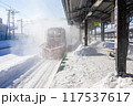冬の岩見沢駅構内を除雪する除雪車 117537617