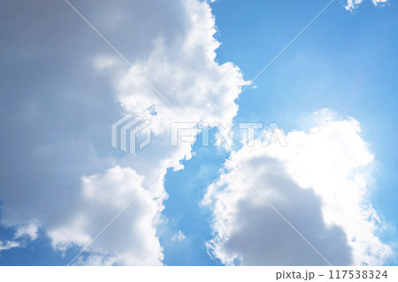 夏の青空と太陽 117538324