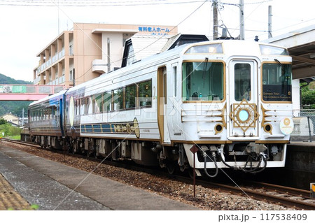 【JR四国】キハ185系「志国土佐 時代の夜明けのものがたり」（土讃線：佐川駅） 117538409