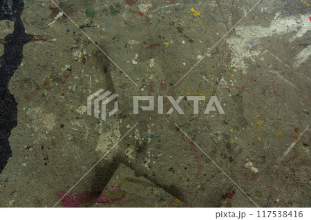 汚れた壁、スプレーで落書きされたコンクリートの壁、飛び散ったペンキ、吹き付けられたスプレー 117538416