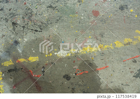 汚れた壁、スプレーで落書きされたコンクリートの壁、飛び散ったペンキ、吹き付けられたスプレー 117538419