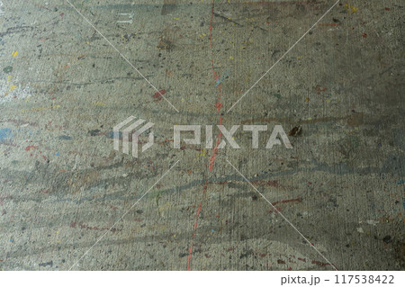 汚れた壁、スプレーで落書きされたコンクリートの壁、飛び散ったペンキ、吹き付けられたスプレー 117538422