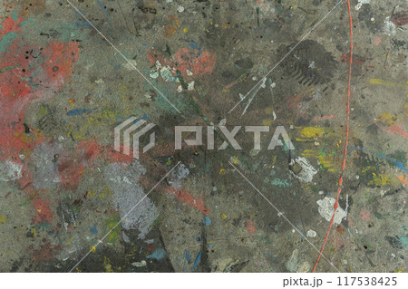 汚れた壁、スプレーで落書きされたコンクリートの壁、飛び散ったペンキ、吹き付けられたスプレー 117538425