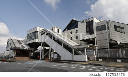 JR常磐線の藤代駅北口から見た駅舎 117538476