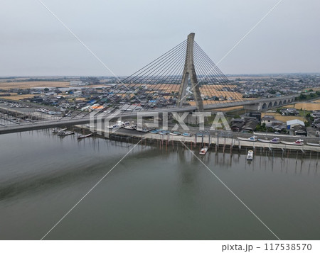 コンクリート斜張橋の矢部川大橋の空撮 117538570
