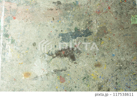 汚れた壁、スプレーで落書きされたコンクリートの壁、飛び散ったペンキ、吹き付けられたスプレー 117538611