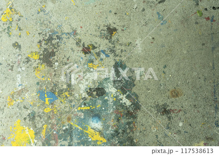 汚れた壁、スプレーで落書きされたコンクリートの壁、飛び散ったペンキ、吹き付けられたスプレー 117538613