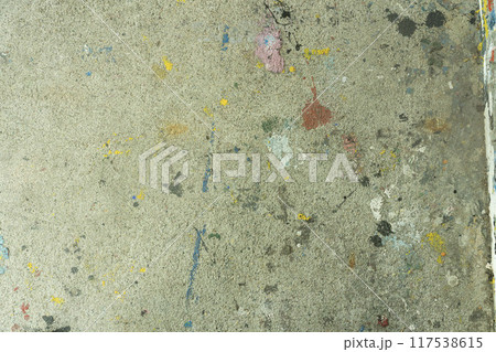 汚れた壁、スプレーで落書きされたコンクリートの壁、飛び散ったペンキ、吹き付けられたスプレー 117538615