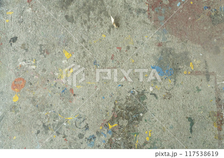 汚れた壁、スプレーで落書きされたコンクリートの壁、飛び散ったペンキ、吹き付けられたスプレー 117538619