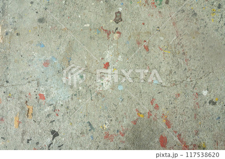 汚れた壁、スプレーで落書きされたコンクリートの壁、飛び散ったペンキ、吹き付けられたスプレー 117538620