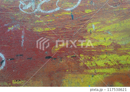 汚れた壁、スプレーで落書きされたコンクリートの壁、飛び散ったペンキ、吹き付けられたスプレー 117538621