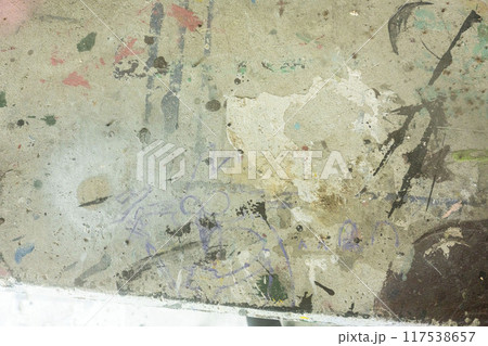 汚れた壁、スプレーで落書きされたコンクリートの壁、飛び散ったペンキ、吹き付けられたスプレー 117538657