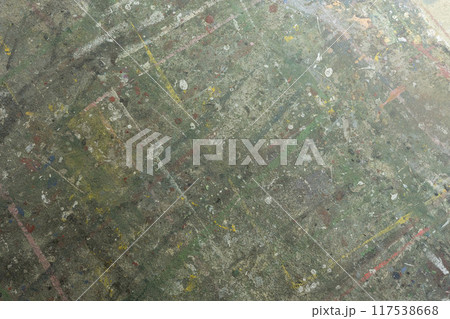 汚れた壁、スプレーで落書きされたコンクリートの壁、飛び散ったペンキ、吹き付けられたスプレー 117538668