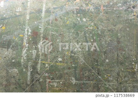 汚れた壁、スプレーで落書きされたコンクリートの壁、飛び散ったペンキ、吹き付けられたスプレー 117538669