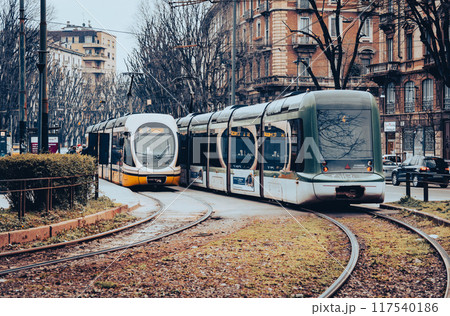 冬のミラノ　路面電車 117540186