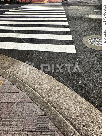 横断歩道のある風景、雨の後 117540915