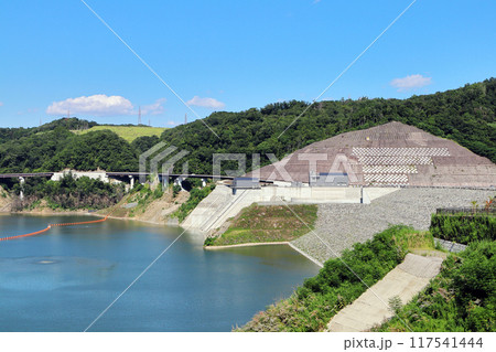 安威川ダムとダム湖の風景 117541444