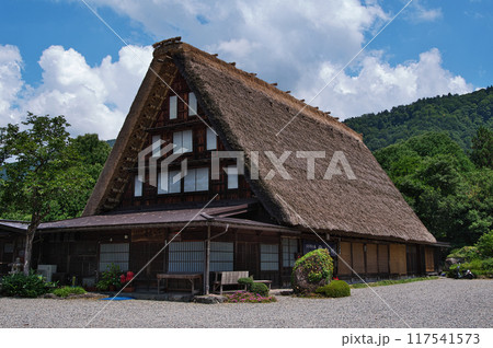 白川郷、合掌造りの家と茅葺 白川郷、合掌造りの家と茅葺 117541573