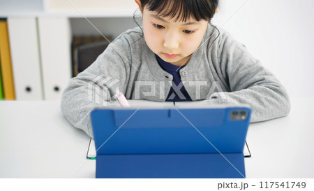 タブレットで勉強する女の子　オンライン授業 117541749