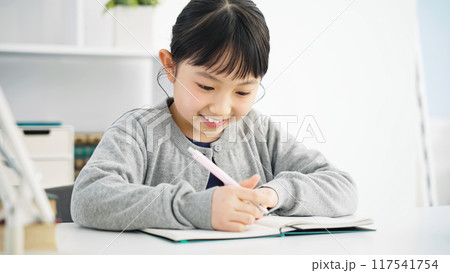 勉強する女の子 勉強する女の子 117541754