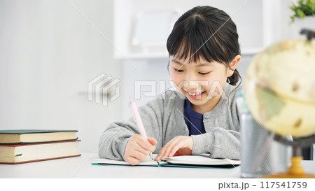 勉強する女の子 117541759